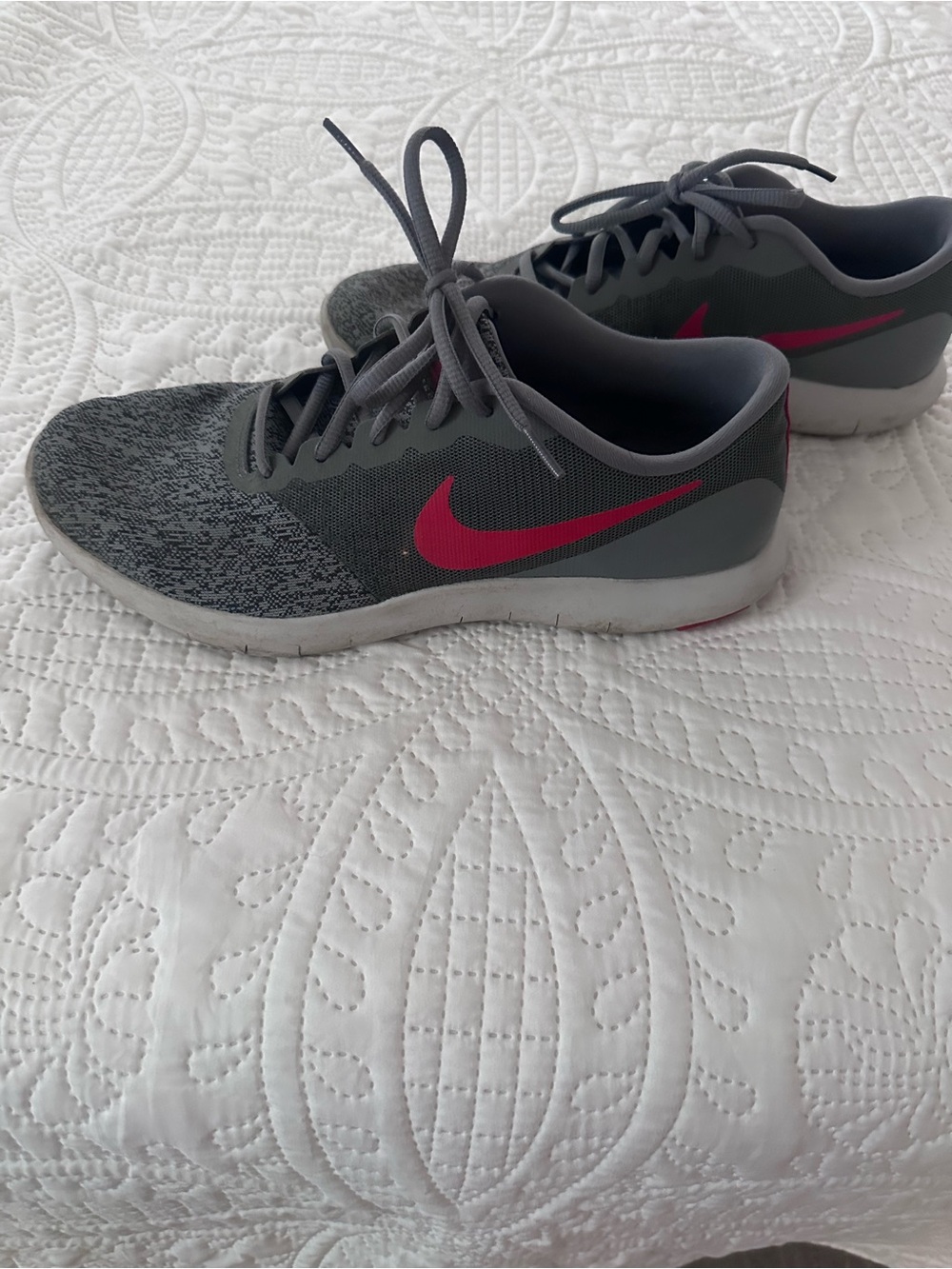 Nike men’s Gray and Pink Training Sneakers
